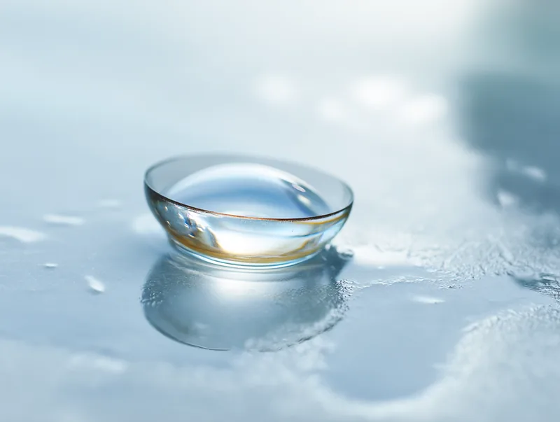 水面に置かれた透明なコンタクトレンズ